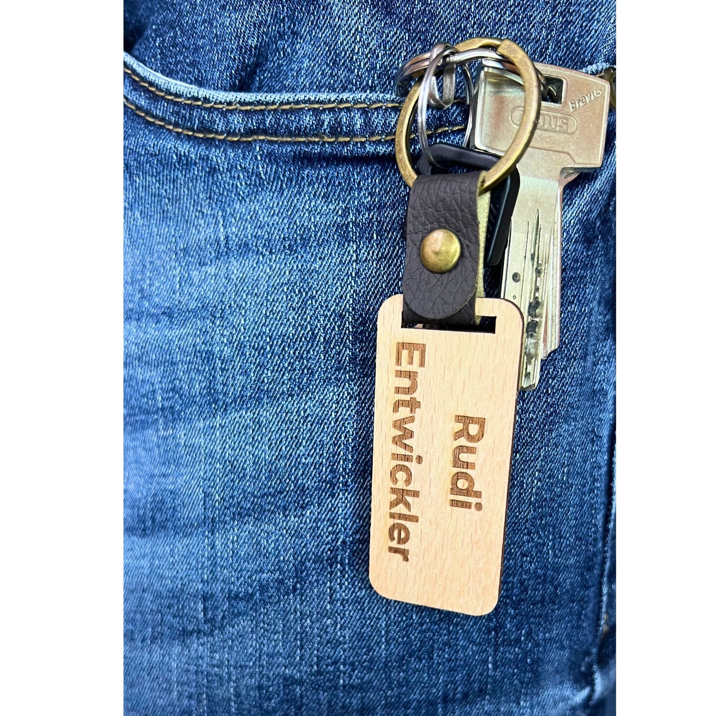 Schlüsselanhänger aus Holz - "IT“ (personalisierbar)