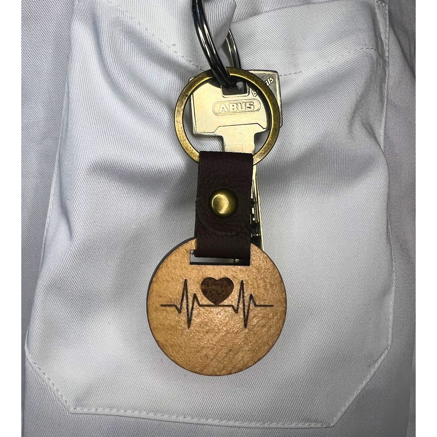 Schlüsselanhänger aus Holz – "Herz EKG"